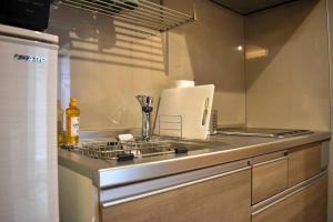 福冈White Crystal RoomA的厨房柜台配有炉灶和水槽