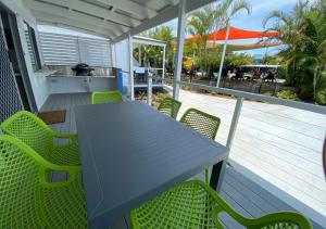 黄金海岸诺比海滩渡假村的门廊上的桌椅,配有桌椅