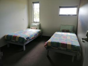 斯旺西Swansea Backpackers的一间卧室设有两张床和窗户。