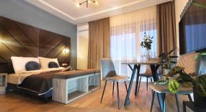 奥尔什丁DK Premium UkielPark的卧室配有一张床和一张桌子及椅子
