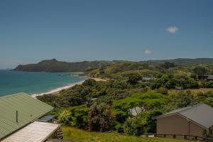 KuaotunuHosts on the Coast Ātaahua.的享有海滩美景,设有房屋和大海