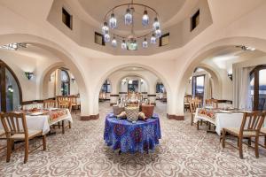 卢克索艾博特尔卢克索酒店的一间带桌椅和吊灯的用餐室