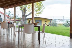 Montecorvino PuglianoTerra di Vento的庭院里的餐桌和椅子