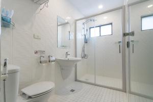 台南捷乔商旅的带淋浴、卫生间和盥洗盆的浴室