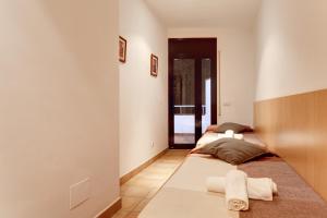 卡莱利亚德帕拉弗鲁赫尔Empordanet 1 B的一间卧室配有两张带毛巾的床