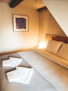 文茨皮尔斯库弗南斯酒店的卧室配有两张床,墙上挂着一幅画