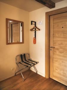 文茨皮尔斯库弗南斯酒店的一间带椅子、镜子和门的房间