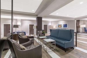 费城费城-历史区温德姆酒店的一间配备有蓝色沙发和椅子的等候室