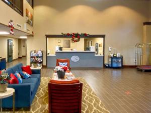 诺维奇Comfort Suites Near Casinos的客厅配有蓝色的沙发和桌子