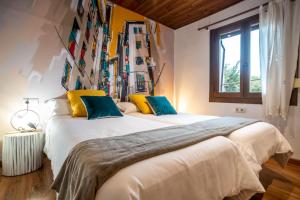 莫雷拉LA CASETA Turismo Rural的一间卧室设有两张床和窗户。