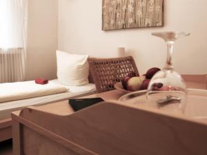 杜塞尔多夫卡萨别墅酒店的客厅配有带一碗水果的桌子