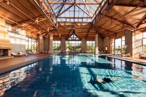 伊夫兰米奇来芬高尔夫度假酒店的大型室内游泳池,拥有大型天花板