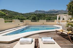 YerolákkosVerekinthos Villa, a Fine Country Retreat, By ThinkVilla的山景游泳池