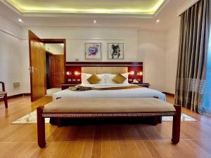 亚的斯亚贝巴Base Ethiopia International Hotel的一间卧室,卧室内配有一张大床