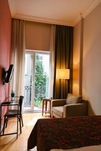 伊斯坦布尔11号酒店公寓的酒店客房设有床、沙发和窗户。