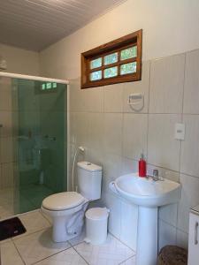 伊列乌斯Casa Amarela na praia para 13 pessoas的浴室配有卫生间、盥洗盆和淋浴。
