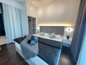 努沙再也Almas Suite Puteri Harbour-T- Legoland-JB新山- SG新加坡的一间卧室,配有一张带蓝色泰迪熊的床