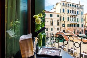 威尼斯Locanda Sant'Agostin的一张带酒杯的桌子,享有城市美景