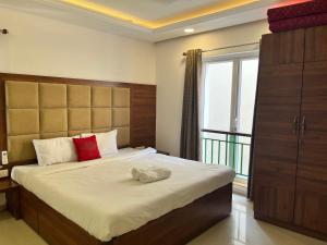 巴加Areia De Goa, Comfort Stay Apartment near Baga Beach的一间卧室设有一张大床和大窗户