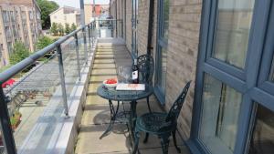 剑桥维耶城市之家酒店的房屋阳台的小桌子