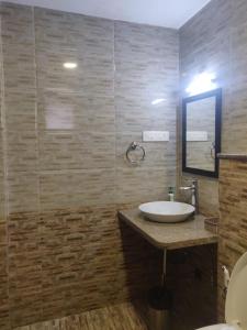 巴加Areia De Goa, Comfort Stay Apartment near Baga Beach的一间带水槽和镜子的浴室