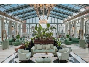 凯里尼亚Kaya Palazzo Resort & Casino的大堂设有绿色家具和吊灯。