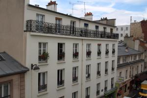 巴黎泰勒马克酒店的白色的建筑,旁边设有阳台
