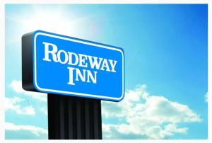 里奇兰Rodeway Inn的 ⁇ 上蓝色道路限制标志