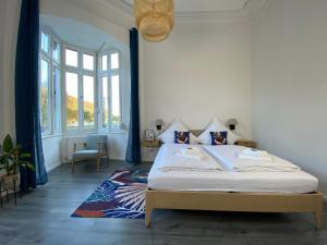 圣阿尔德贡德Direkter Moselblick 126m² großer Altbau und Terrasse的一间卧室设有一张床和一个大窗户