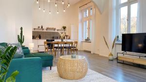 圣阿尔德贡德Direkter Moselblick 126m² großer Altbau und Terrasse的客厅配有蓝色的沙发和桌子