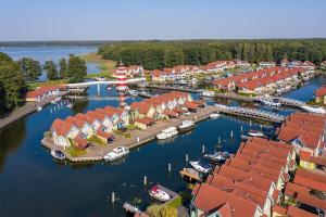 赖因斯贝格Precise Resort Hafendorf Rheinsberg的享有码头的空中景色,在水中划船