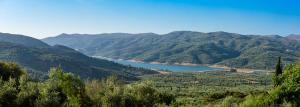 阿弗德霍尔维拉尼乡村酒店的享有山谷和湖泊的美景