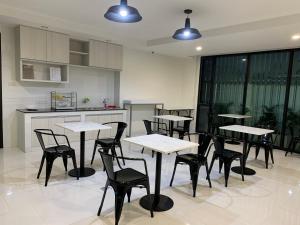 曼谷Icare Residence & Hotel的厨房里摆放着一组桌椅