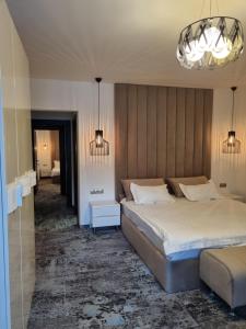 瓦特拉多尔内阿尔马尔旅馆的一间卧室配有两张床和吊灯。