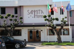卡索里亚桑尼塔酒店的停在大楼前的一辆黑色汽车