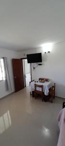 科洛尼亚-德尔萨克拉门托Apartamento Familiar Marta的客厅配有桌子和电视