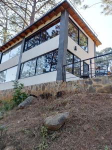 马萨米特拉Mazamitla Pinos del Rio的山丘上一座岩石房子