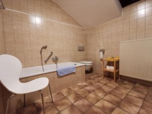 施万高Haus Bullachberg的带浴缸和卫生间的浴室。