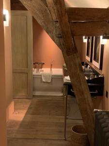 根特B&B The Verhaegen的浴室配有盥洗盆和浴缸。