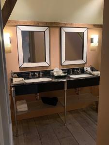 根特B&B The Verhaegen的浴室设有2个水槽和2个镜子