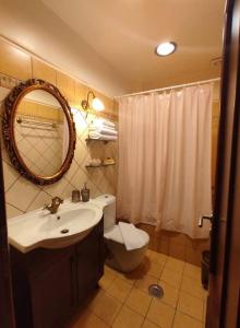 卡尔派尼西翁瓦伦蒂尼旅馆的一间带水槽、卫生间和镜子的浴室