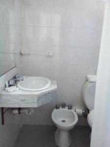 皮里亚波利斯Hotel Escorial的白色的浴室设有水槽和卫生间。