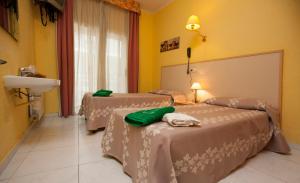 塔拉戈纳塔拉戈纳阿罕布拉旅馆的酒店客房设有两张床和盥洗盆