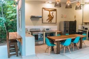 普拉纳维瑙Selina River Venao的厨房配有木桌和蓝色椅子