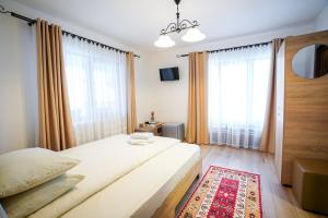 下维谢乌乡Casa Luca的一间卧室设有一张大床和一个大窗户