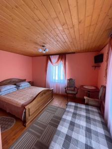 德拉格布拉特Горизонт的一间卧室设有一张床和木制天花板