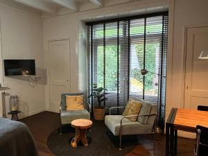 斯内克思黛丝拉吉门特韦斯特辛格公寓的一间卧室配有一张床、两把椅子和一张桌子