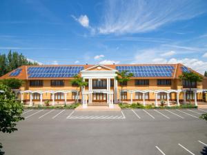 小克勒什Vinum Hotel的屋顶上设有太阳能电池板的建筑