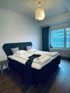 埃斯波STAY Matinkylä Apartments的窗户客房内的一张大床