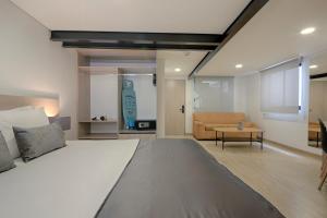 波哥大Palermo Home Bogota & Art Gallery的一间卧室配有一张大床和一张沙发